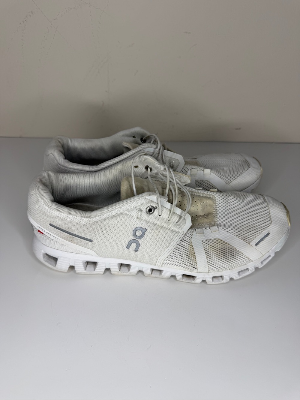 On Cloud 5 Swiss Engineering Mens Size 44.5 US 10.5 Shoes White Athletic Shoes